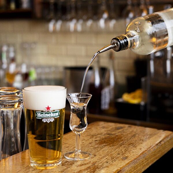 Vers getapt Heineken met een kopstoot jenever