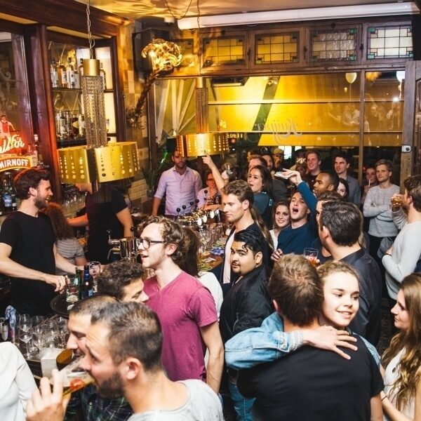 Volle bar op een vrijdagavond