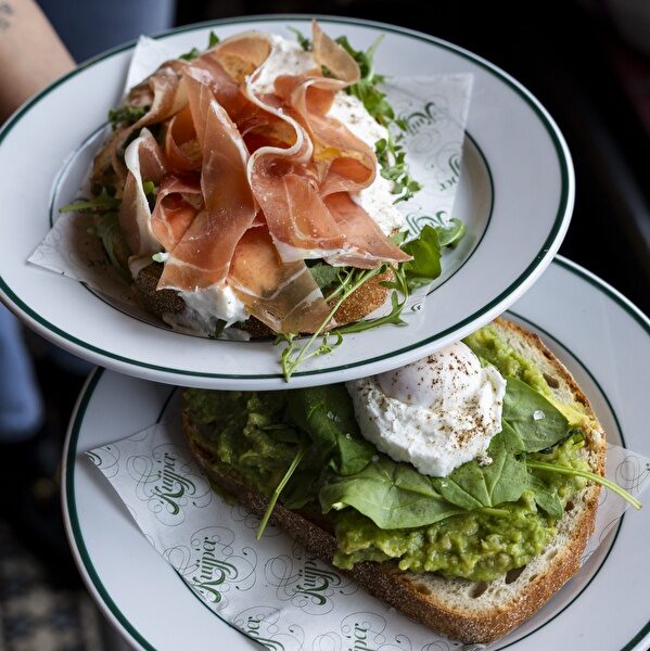 Flatbread met parmaham en een avocado toast