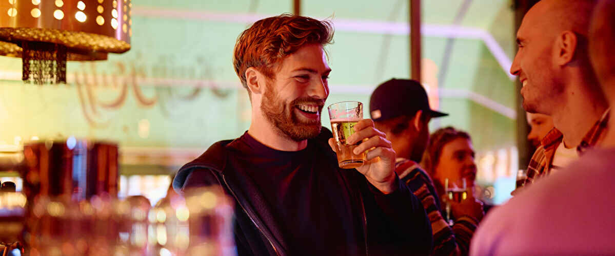 Groep vrienden aan de borrel bij de bar