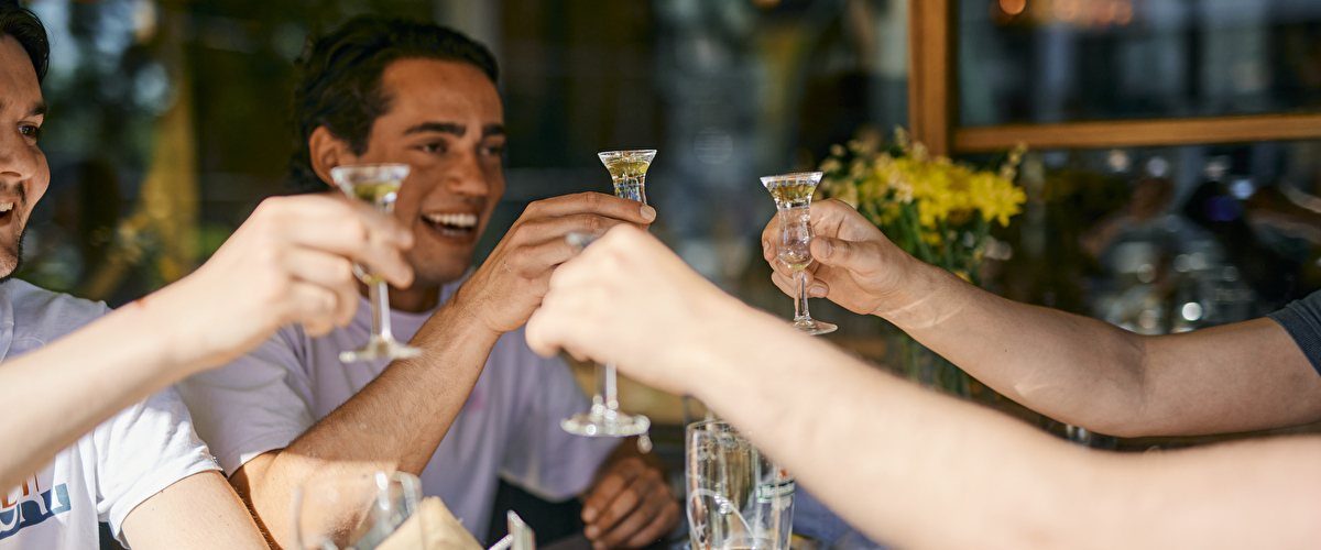 Vrienden proosten met jenever