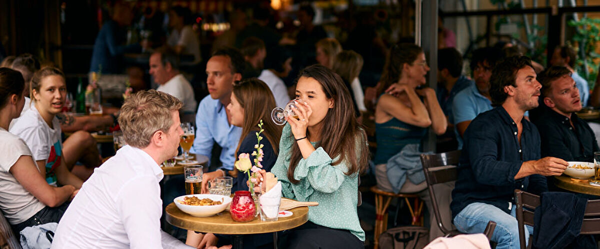Druk en gezellig terras van Café Kuijper op een zomeravond