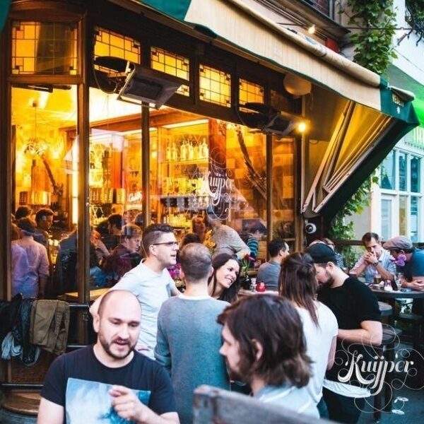 Verlicht terras met luifels in de avond