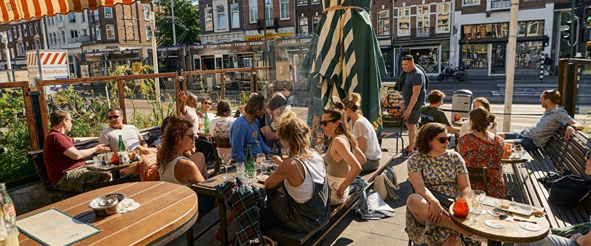 Zonnig terras aan de Linnaeusstraat