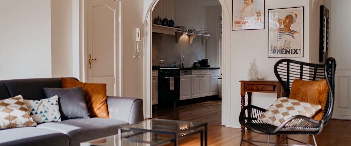 Lichte woonkamer en keuken van appartement Villa Kuijper